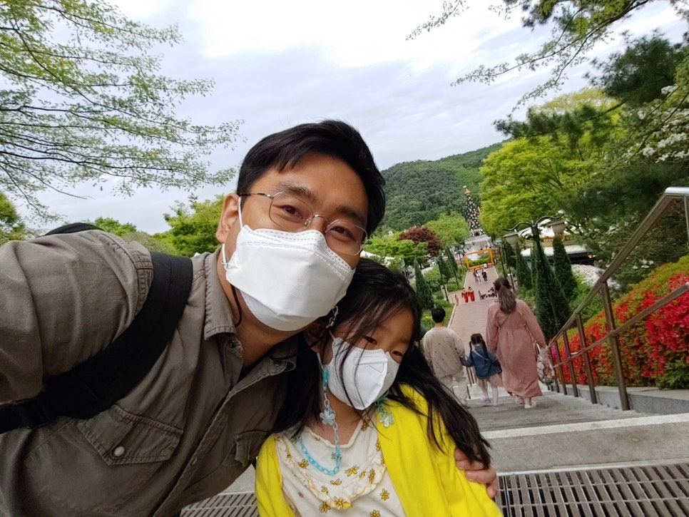 Dad and daughter at an amusement park2
